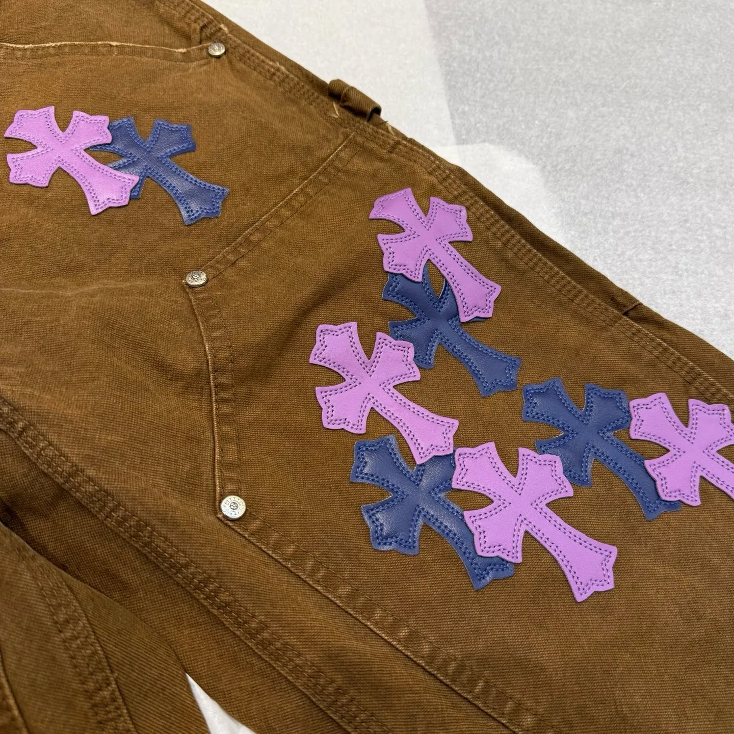 P310 Style number: D374 Chrome Hearts Chrome Hearts brown logging purple leather overalls. Heavy canvas material, double-layer fabric on the knees, multi-pocket design. Color #logging brown purple leather. Size #28-36 (s m l Waist 85 Hips 110 Length 106 Opening 21.5